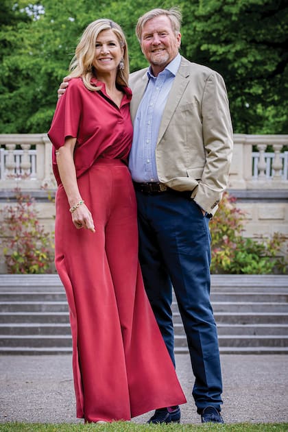Máxima, con un set de blusa y pantalón ancho de tiro alto de Natan, que combinó con aros de la joyera madrileña Luz Camino