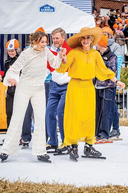De la mano, madre e hija en la pista de hielo. Unos metros más atrás, el rey Guillermo Alejandro