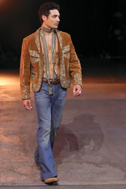 Levi desfila durante el Vogue World:
Hollywood 2025 en los Paramount
Studios, en Los Ángeles, el 26 de
octubre