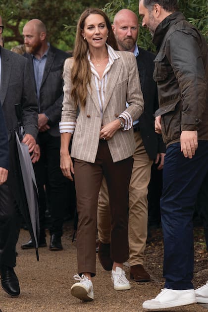 Para la ocasión, eligió
un blazer cruzado
a rayas de Blazé
Milano (el mismo
con el que posó en
junio de 2024 para
anunciar su vuelta
a la vida pública),
camisa también
a rayas de Ralph
Lauren, pantalones
de gabardina Joseph
y zapatillas Veja.