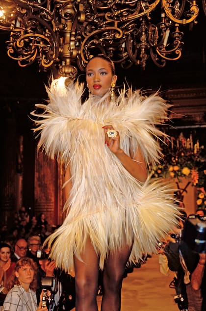 A los 17 años, en su fabuloso debut en la pasarela. Fue en 1987 para Yves Saint Laurent