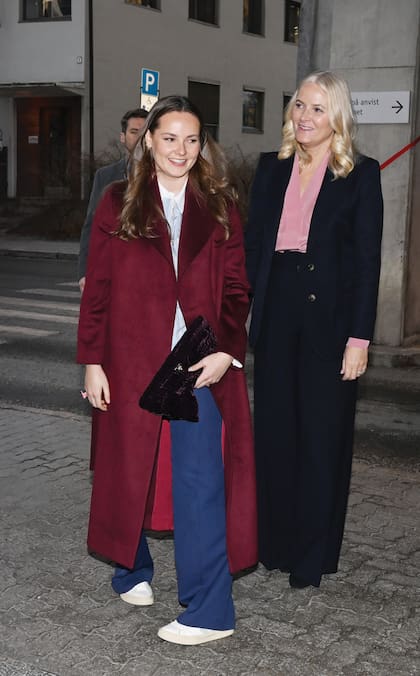 Con su hija, la princesa Ingrid, quien desde hace un tiempo es
señalada como el principal apoyo con el que contará Haakon cuando sea soberano
de Noruega y jefe de Estado, debido a la delicada salud de su madre.