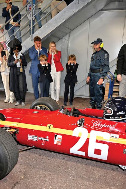 Pierre, Beatrice y sus hijos Stefano y Francesco se tapan los oídos cuando Jacky Ickx, considerado el mejor piloto belga de todos los tiempos, pisa el acelerador del histórico Ferrari 312 F1 de 1968. Junto a ellos, vemos a la cantante burundesa Khadja Nin, mujer del corredor