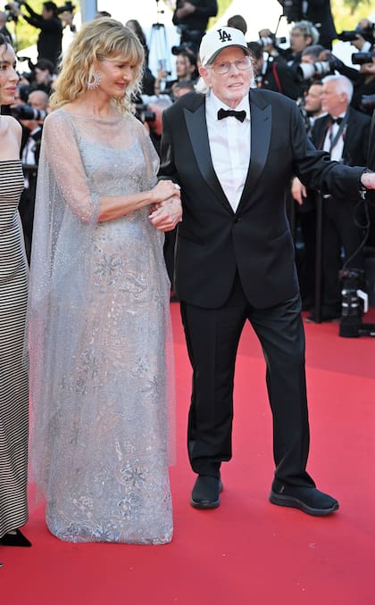 La complicidad entre Laura Dern y su padre Bruce –de smoking negro con gorra blanca de los Dodgers- se llevó todas las miradas. Ella deslumbró con un vestido gris perla y plata de Giorgio Armani, bordado en microcristales, que acompañó con alhajas Boucheron