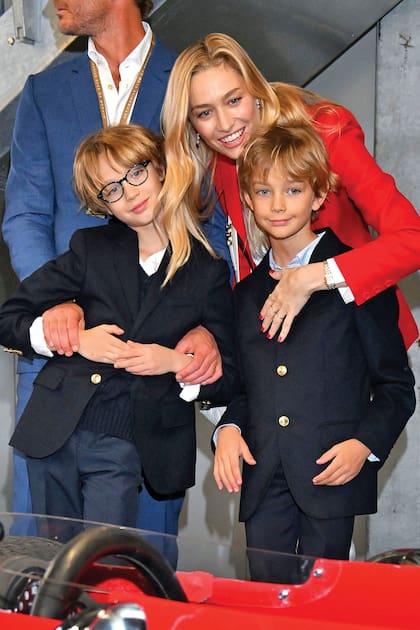 La nieta de Marta Marzotto –junto a sus dos hijos mayores– le sumó color a su white look con el blazer y las uñas: el rojo Ferrari