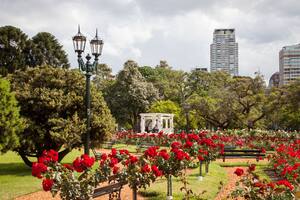 El Rosedal de Buenos Aires, con el brillo de siempre y en su mejor momento