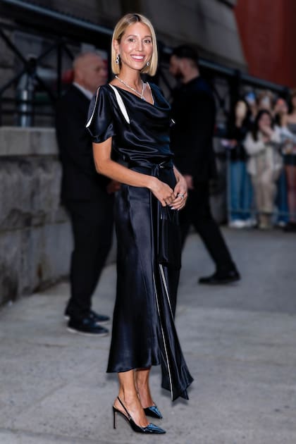 La princesa Olympia
de Grecia lució un
vestido de satén con
manga corta y escote
discreto