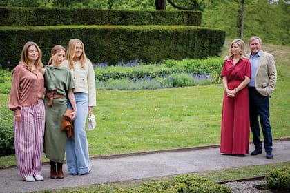 Las princesas eligieron los outfits que más las representaban. Ariane, la menor (a la izquierda de la foto), optó por un estilo informal: pantalón tipo pijama de Essentiel Antwerp, blusa satinada y zapatillas. Alexia (en el grupo de las chicas, ubicada en el medio) lució un vestido de Reiss London con un solo hombro y abertura en la falda, que combinó con faja, cartera y botas altas en color suela. Amalia (a la derecha) llevó una chaqueta de Maje con jeans wide leg; la cartera, de Elie Saab