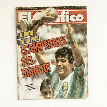 Revista El Gráfico, 1986. Con una tirada agotada de 690.998 ejemplares, esta icónica tapa con Maradona levantando la Copa del Mundo es la edición más vendida en la historia de la revista.
