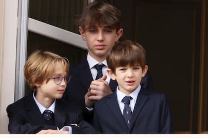 Francesco, hijo de Pierre Casiraghi y de Beatrice Borromeo, junto con sus primos, Raphaël Elmaleh (atrás) y Balthazar Casiraghi-Rassam (a la izquierda de Francesco), los dos hijos de Charlotte Casiraghi