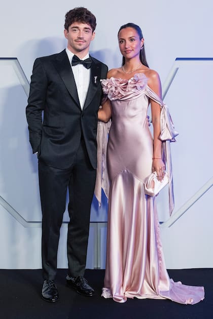 Alexandra Leclerc, recién casada con el piloto de Fórmula 1 Charles Leclerc, deslumbró en su primer Baile de la Rosa con un vestido de Nina Ricci color rosa pastel, que incluía un guiño a la historia del evento con las rosas de su escote