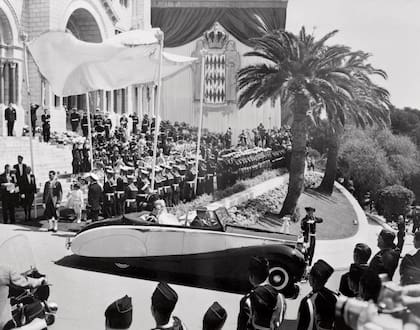 Los recién casados salen de la catedral de San Nicolás en un Rolls-Royce y, antes de dirigirse al palacio, paran en la iglesia de Santa Devota