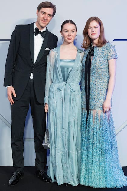 La princesa Alexandra de Hannover, rodeada por su novio, Ben Sylvester Strautmann, y por la princesa Dorothée d’Arenberg, brilló con una doble creación de Prada: vestido satinado con luminosos cristales bordados que jugaba con las transparencias del abrigo, del mismo color