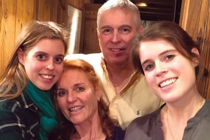 Andrés y Sarah, con sus hijas