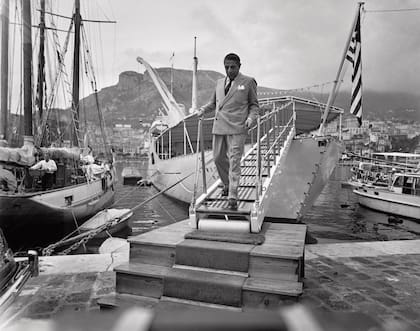 El magnate naviero Aristóteles Onassis llega a Mónaco para asistir a la boda del siglo