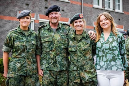 La Reina posa con su hija Amalia, el rey Guillermo Alejandro (al igual que ella, lucieron el uniforme militar) y la más chica de la familia, la princesa Ariane