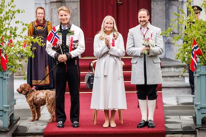 La princesa heredera, en su última aparición pública, el 17 de mayo, durante el Día de la Constitución de Noruega, en Oslo. A la izquierda, el príncipe Sverre Magnus -con el perro de la familia-; y, a la derecha, su marido, Haakon, el príncipe heredero al trono. Durante un tramo de la celebración, Mette-Marit tuvo que sentarse en una banqueta