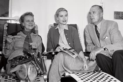 La actriz, acompañada por sus padres, John y Margaret, a bordo del trasatlántico que la llevaría a Mónaco para convertirse en princesa