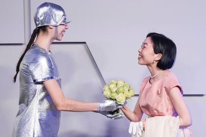La princesa Akiko de Mikasa, prima del actual emperador de Japón, se convirtió en una de las estrellas de la noche con un conjunto de dos piezas de top y falda en tonos pastel con detalles de bordados florales. Completó su outfit con collar, pendientes y broche de perlas