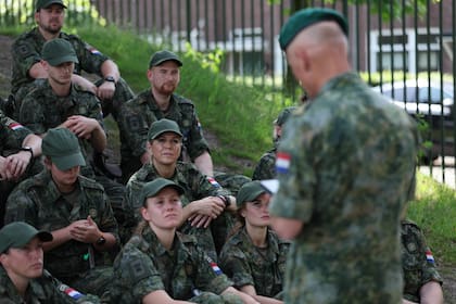 El grupo escucha atentamente las palabras del Comandante de la Academia de Defensa de los Países Bajos, el General mayor Roy Sillen