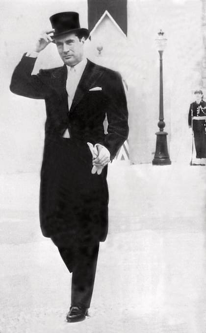 El ministro de Justicia francés, François Mitterrand, vestido con levita y sombrero de copa, en su entrada al Palacio Real