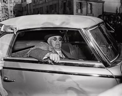 Aga Khan III, que le había propuesto matrimonio a Grace y fue rechazado, estuvo presente el día en que ella se convirtió en Su Alteza Serenísima