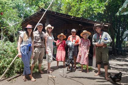 Revista Lugares y el equipo de Rewilding Argentina con los Villagra.