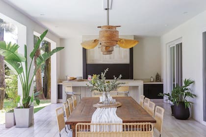 Revistieron la barra de la parrilla con el mismo porcelanato que usaron para los pisos.