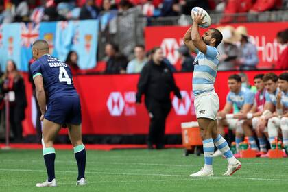 Revol ejecuta un line-out frente a Escocia, en una de las victorias más holgadas de Pumas 7s en Vancouver; en la ciudad canadiense el cordobés festejó lo que no se le había dado en sus 13 años en el seleccionado: una etapa del Circuito Mundial.