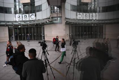 Revuelo mediático frente a la sede de la BBC en Londres