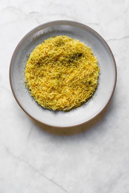 Revuelto no tan gramajo, con cebolla caramelizada, queso de cabra, yema de huevo, jamón crudo, espuma de papa y papas fritas bien finitas, en Mengano.