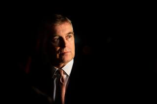 Rey Carlos III retira títulos a príncipe Andrés y lo desaloja de residencia real