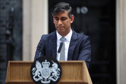 El primer ministro saliente de Gran Bretaña y líder del Partido Conservador, Risihi Sunak, pronuncia una declaración después de su derrota en las elecciones generales, frente al número 10 de Downing Street en Londres el 5 de julio de 2024