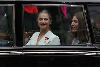 La princesa de Asturias, Leonor, y la princesa Sofía de España se van en su auto después de asistir a una ceremonia para jurar lealtad a la constitución en su 18º cumpleaños en el Congreso de los Diputados en Madrid el 31 de octubre de 2023. 