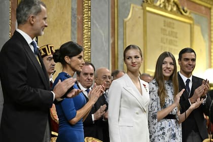 La princesa Leonor junto a sus padres y el presidente español, Pedro Sánchez