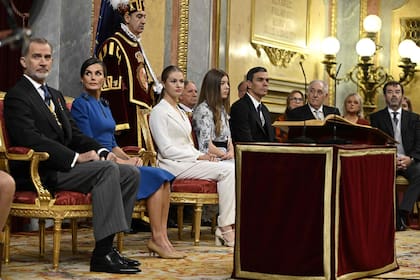La Princesa Heredera Española de Asturias Leonor asiste a una ceremonia para jurar lealtad a la constitución, en su cumpleaños de 18th, en el Congreso 