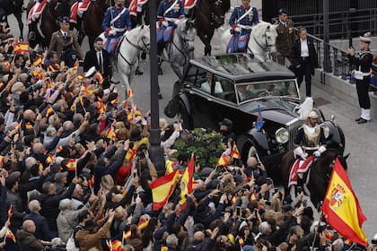 La princesa heredera española de Asturias, Leonor, saluda a la multitud desde su coche cuando sale después de asistir a una ceremonia para jurar lealtad a la Constitución