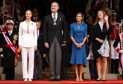 La princesa Leonor, a la izquierda, junto al rey español Felipe VI, la reina Letizia y su hermana Sofía, a la derecha, asisten a un desfile militar después de jurar lealtad a la Constitución 