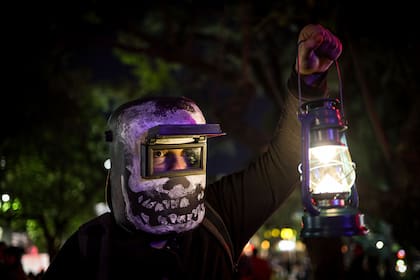 Rey Hernando, iluminado en medio de la noche porteña