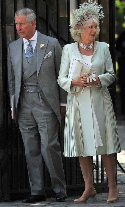 Reyes de etiqueta: el príncipe Carlos y la duquesa de Cornwall tienen más que claro el protocolo y nunca desentonan. Acá, Carlos con chaqué gris y Camilla con un vestido color claro, tocado a tono y zapatos de taco muy bajo.
