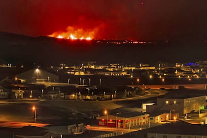 Así se ve la erupción desde la ciudad evacuada de Grindavik