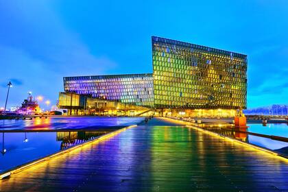 Reykjavik, Islandia - Vista del Harpa Music Hall y del Centro de conferencias en Reykjavik