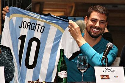 Reymond, con la camiseta de la selección argentina en la mano