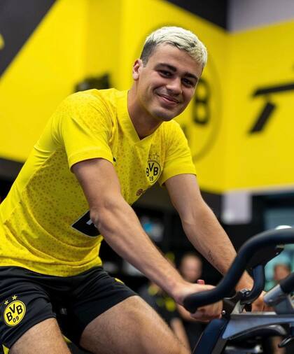 Reyna debutó profesionalmente con el Borussia Dortmund, con quien mantiene un contrato a pesar de haber sido cedido al Nottingham Forest