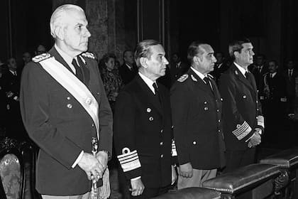 La última jugada judicial de Aníbal Gordon fue ampararse en la ley de Obediencia Debida para salir de prisión; su tesis ra que el secuestro de Kelly se realizó por órdenes del presidente Reynaldo Benito Bignone, de este modo, de acuerdo a la flamante ley, el secuestrador se eximía de responsabilidades; pero Gordon murió pocos días después de presentar esta argucia legal