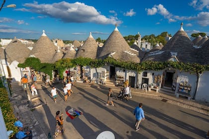 Reza la historia que están hechos “a seco”, sin argamasa alguna, puesto que debían ser fáciles de derribar en caso de una inspección real.