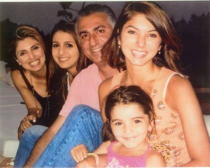 Reza Pahlavi y su esposa, Yasmine, junto a sus tres hijas, Noor, Iman y Farah