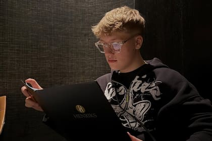 Rezon decidió disfrutar de sus ganancias al máximo y desde muy joven