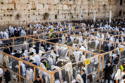 Rezos en los lugares sagrados de Jerusalén