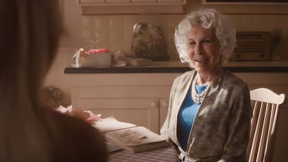 Rhea Perlman en el film Barbie, interpretando a Ruth Heldman